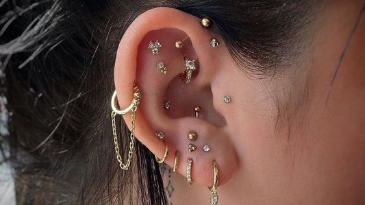 femme portant tout types de piercing d'oreille, lobe, conch, helix, tragus, flat, industrial