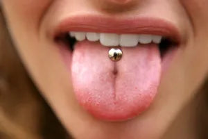 piercing langue femme perçage