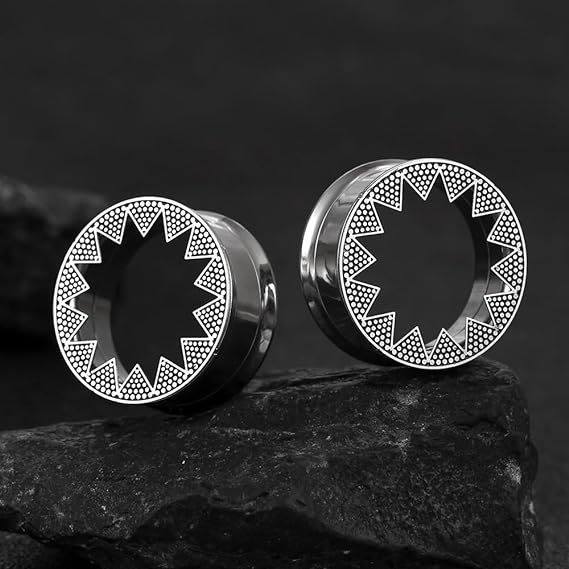 Écarteur d'oreille avec motif étoile tribale en argent.