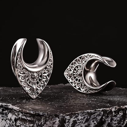 Plugs d'oreilles disponibles en argent, or et noir pour un style royal.