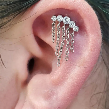 Bijou d'oreille en titane, cascade de zircons pour un éclat continu.