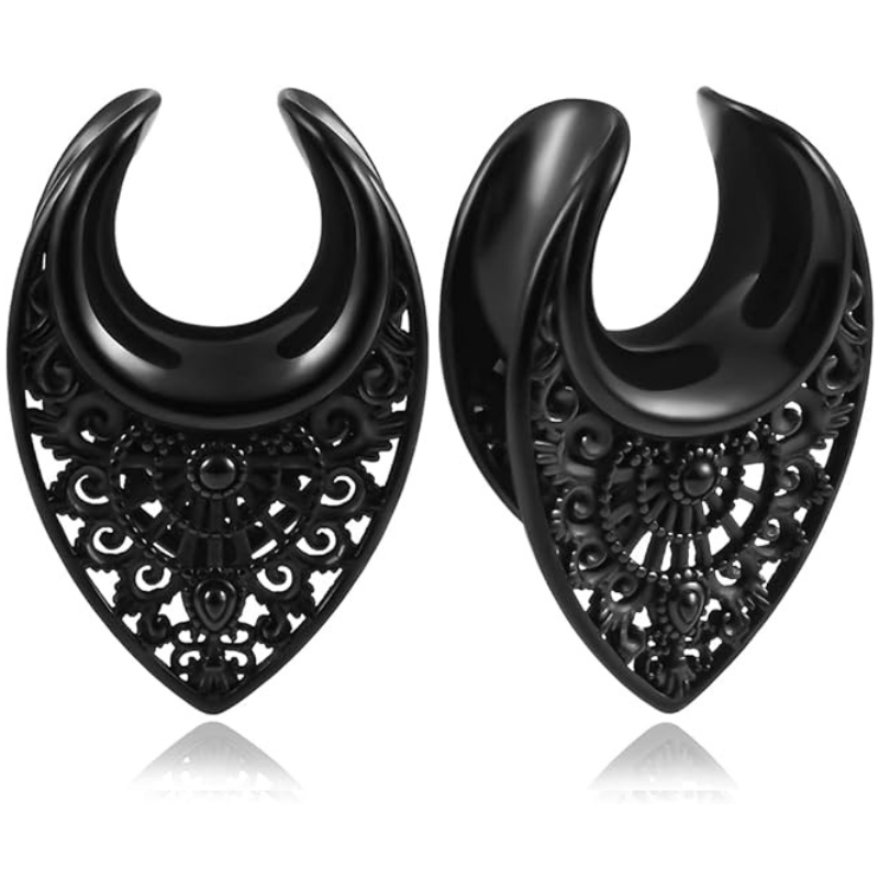 Accessoire d'oreille plug baroque en noir.