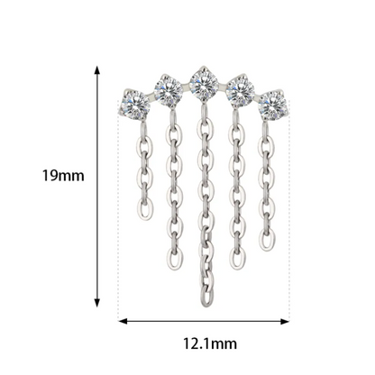 Accessoire oreille en titane, zircons étincelants pour un charme discret.