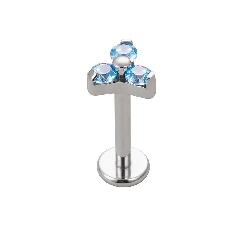 Piercing labret en titane, triangle avec zircons pour un effet raffiné.