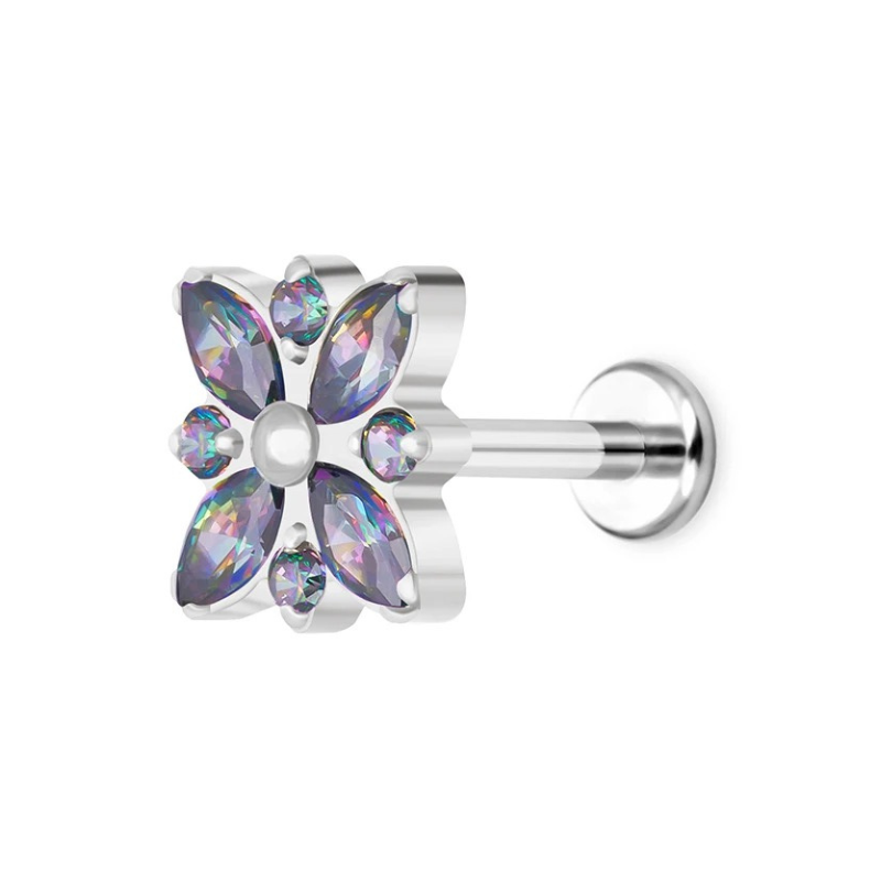 Piercing stud en titane, fleur gothique ornée de zircons, sophistication et mystère.