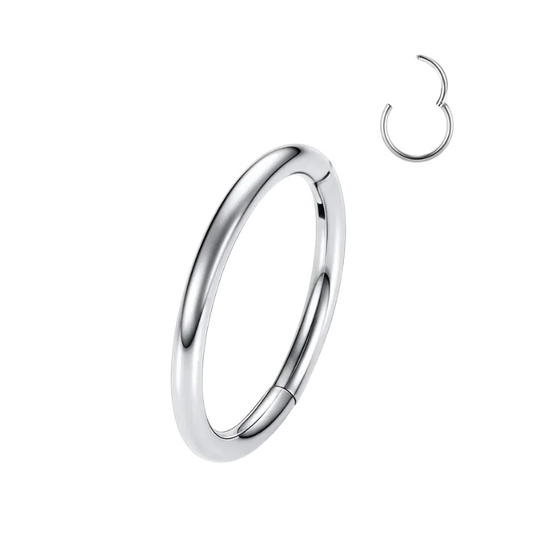 Piercing oreille anneau titane classique, disponible en plusieurs coloris.