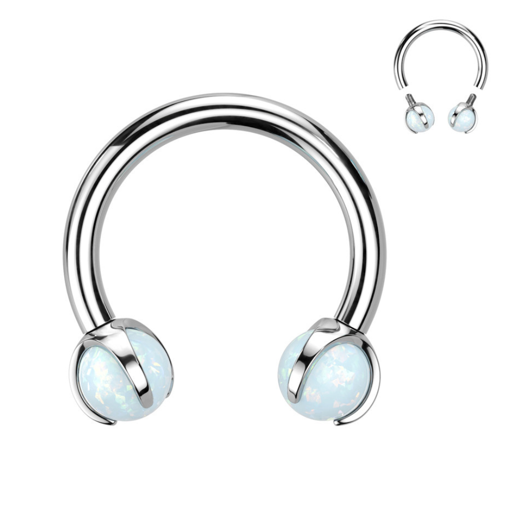 Piercing fer à cheval oreille avec boules en titane, fun et chic.