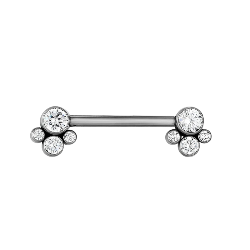 Piercing téton avec barre en titane et zircons, éclat sophistiqué.