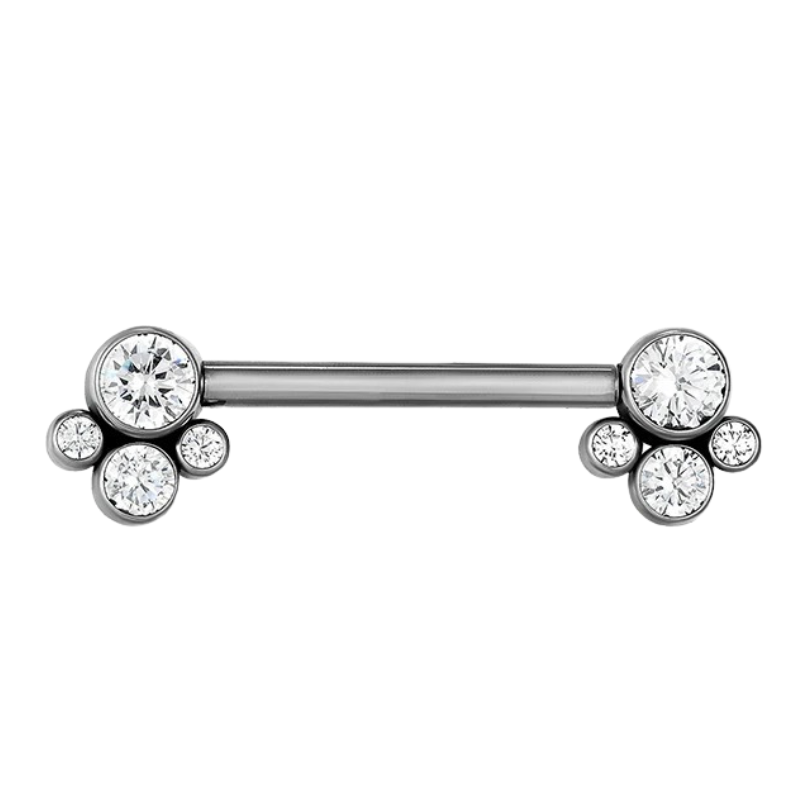 Piercing téton avec barre en titane et zircons, éclat sophistiqué.