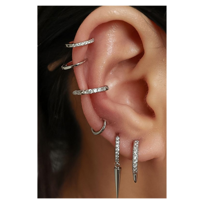 Anneau titane argenté, discret et stylé pour l'oreille. sur femme