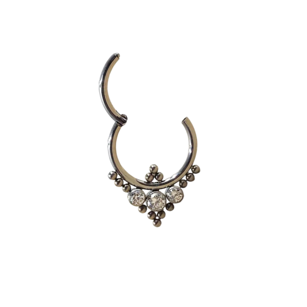 Piercing gothique avec zircons pour un look audacieux.