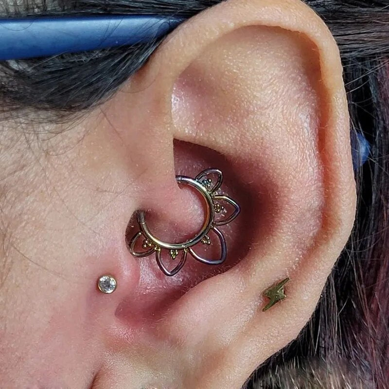 Piercing oreille Daith anneau gothique, une caresse de ténèbres en titane.