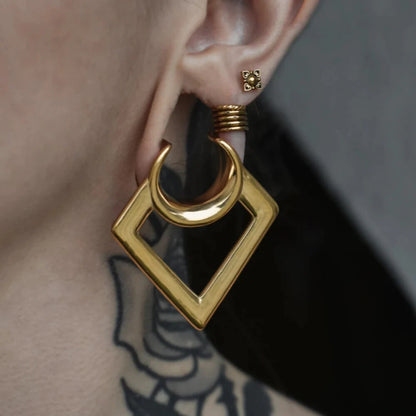 Accessoire oreille tunnel en forme de triangle, sobriété et intrigue.