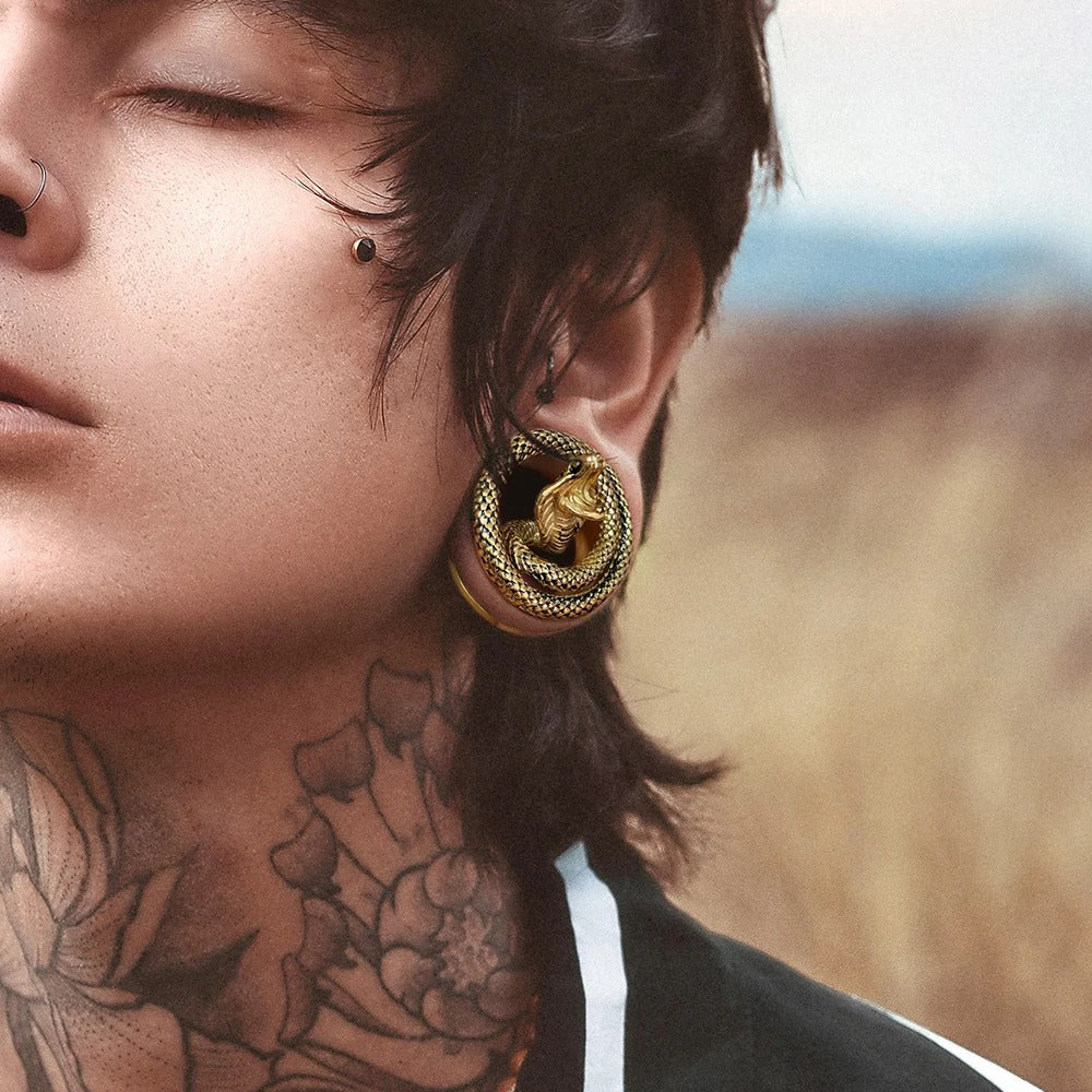 Piercing tunnel cobra, l'accessoire parfait pour un look qui frappe fort