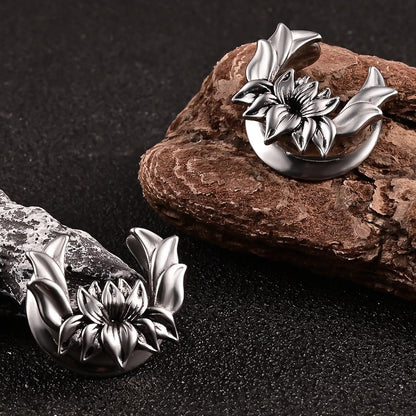 Écarteur d'oreille en forme de fleur de lotus, disponible en argent, noir et or.