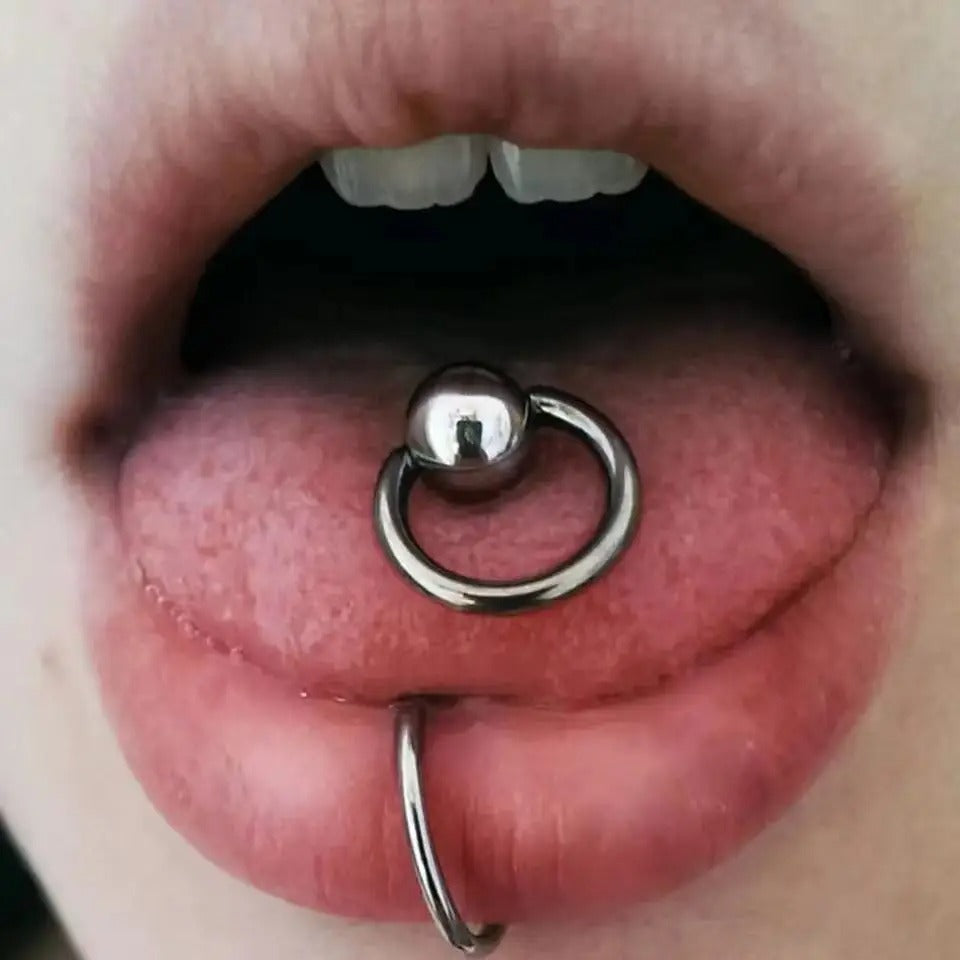 Piercing Langue | L'Accent Rebel Or Rose porté par une femme