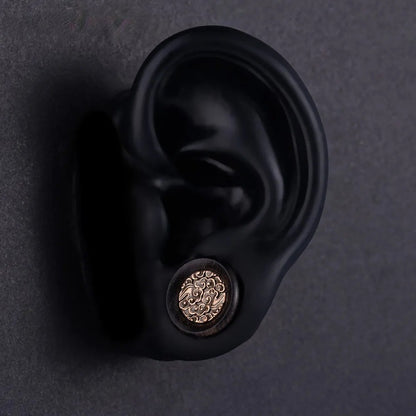 Bijou d'oreille inspiré par l'art japonais, associant bois et touches de cuivre