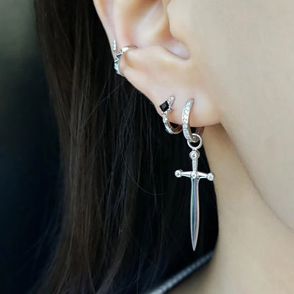 Boucles d'oreilles avec motif épée en argent.