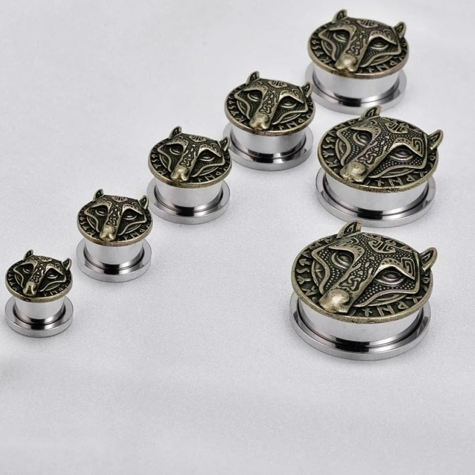 Accessoire d'oreille plug tête de loup en argent.