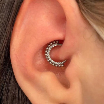 Piercing oreille en titane avec zircon, touche de lumière distinguée sur oreille femme