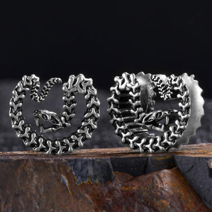 Paire de plugs d'oreilles en or avec design de serpent en relief.