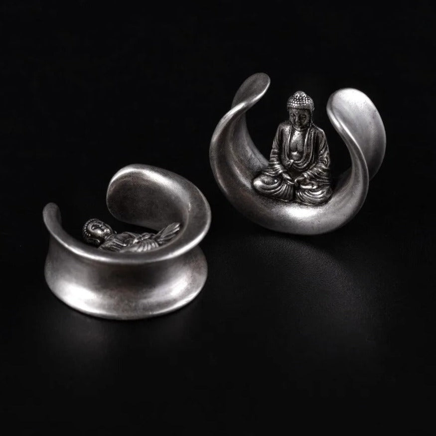 Accessoire d'oreille plug Bouddha en méditation argenté.