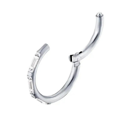 Clicker septum argenté, idéal pour un look chic.