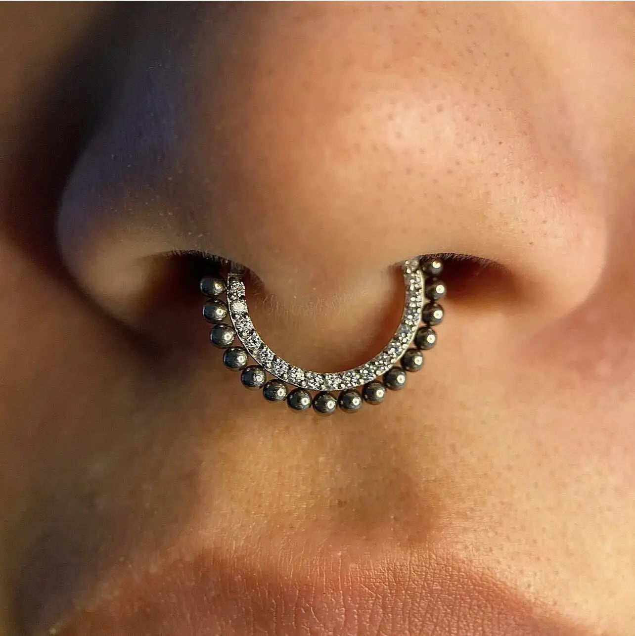 Piercing septum en titane avec zircons, touche d'éclat raffinée.