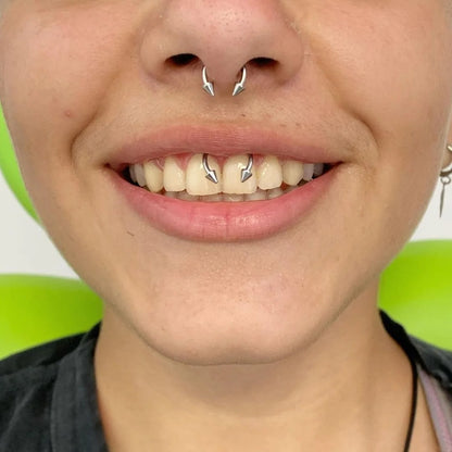 femme avec le piercing punk rock fer à cheval à pique argenté