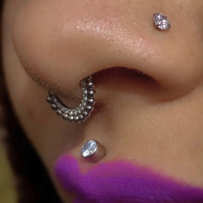 Piercing septum anneau titane et zircons, élégance lumineuse.