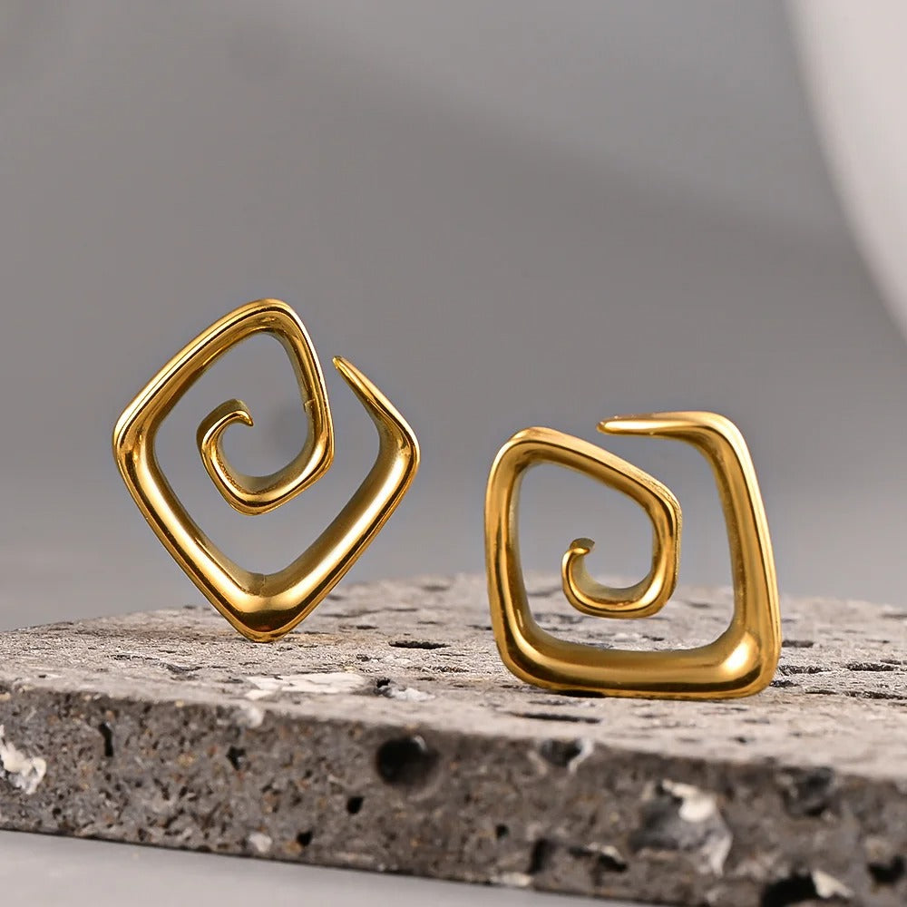 Plug d'oreille avec motif spirale tribale en or.