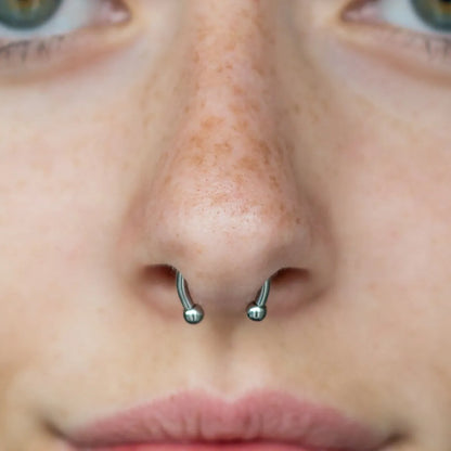 Piercing septum en titane, fer à cheval pour un effet wow garanti porté sur une femme