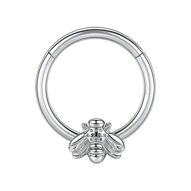 Piercing anneau argent titane avec une petite abeille, élégance naturelle