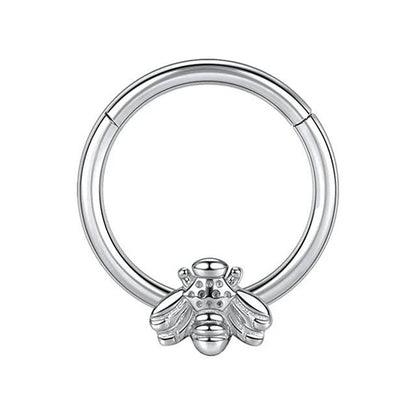 Piercing anneau argent titane avec une petite abeille, élégance naturelle