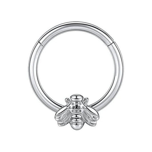 Piercing anneau argent titane avec une petite abeille, élégance naturelle