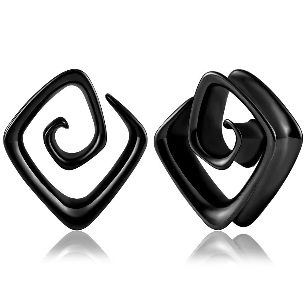 Accessoire d'oreille plug spirale tribale en noir.