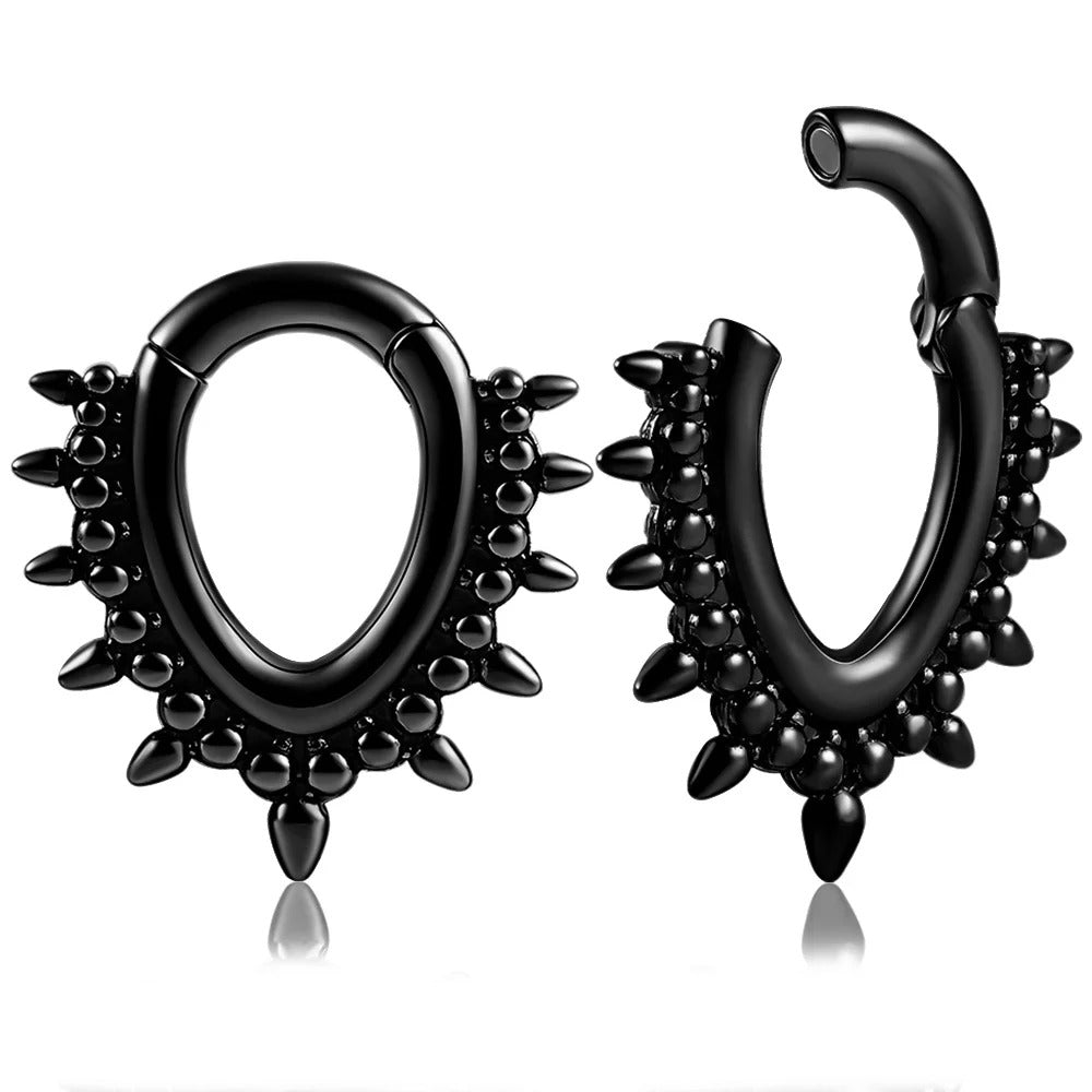 Poids d'oreille noir métallique orné de petites piques, style edgy et raffiné