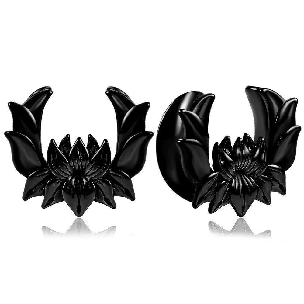 Accessoire d'oreille écarteur lotus en noir.