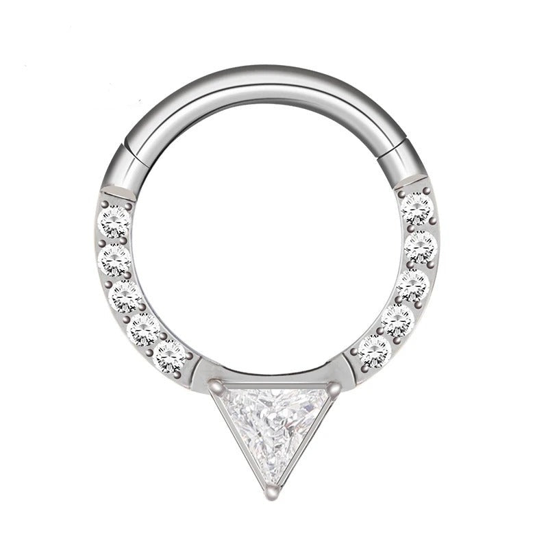 Piercing oreille avec anneau en titane, zircon triangle pour un style original.