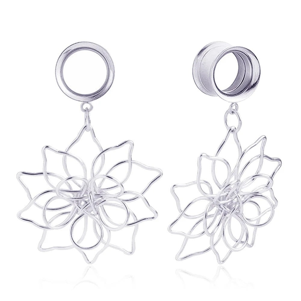 Plugs d'oreilles mandala en argent avec design complexe.