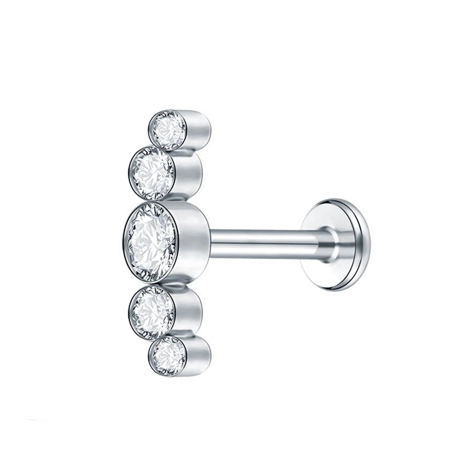 Piercing stud en titane avec zircons, touche lumineuse subtile.